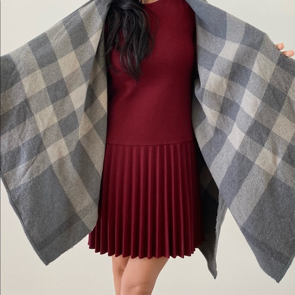 GORGEOUS Burberry grey to checkered reversible cape wrap. Wool! AMAZING 💕 - Picture 2 of 5